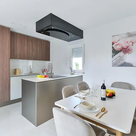 Crowonder Borik Near The Sea With 2 Balcony, Garden And Bbq Apartment *