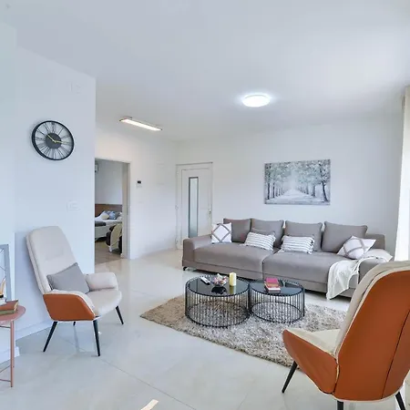 Crowonder Borik Near The Sea With 2 Balcony, Garden And Bbq Apartment